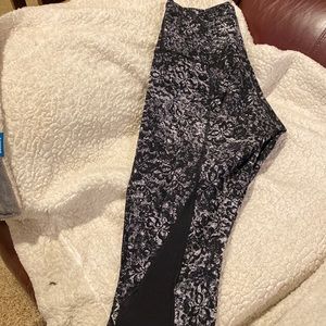 Lululemon black and white pattern tights. Size medium no pilling